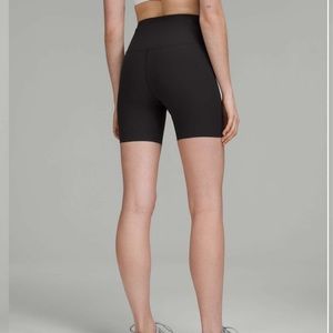 Lululemon Base Pace Ribbed High-Rise Short 6", excellent condition